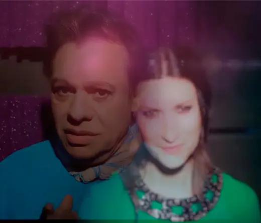 Juan Gabriel presenta el video de Abrzame Muy Fuerte, sencillo que canta a do con la italiana Laura Pausini.